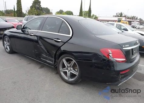 2017 Mercedes-Benz E 300 z USA, uszkodzony, nr VIN WDDZF4JB8HA221645